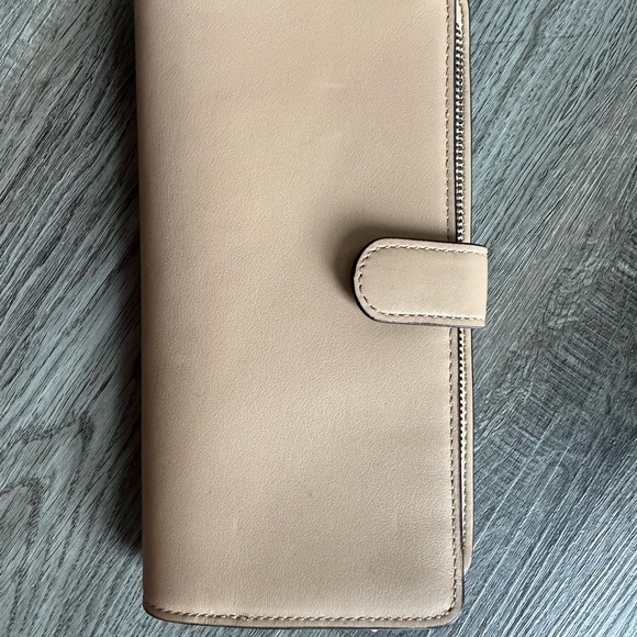 Women’s COACH wallet, size 8x4, very clean condition - Picture 2 of 4